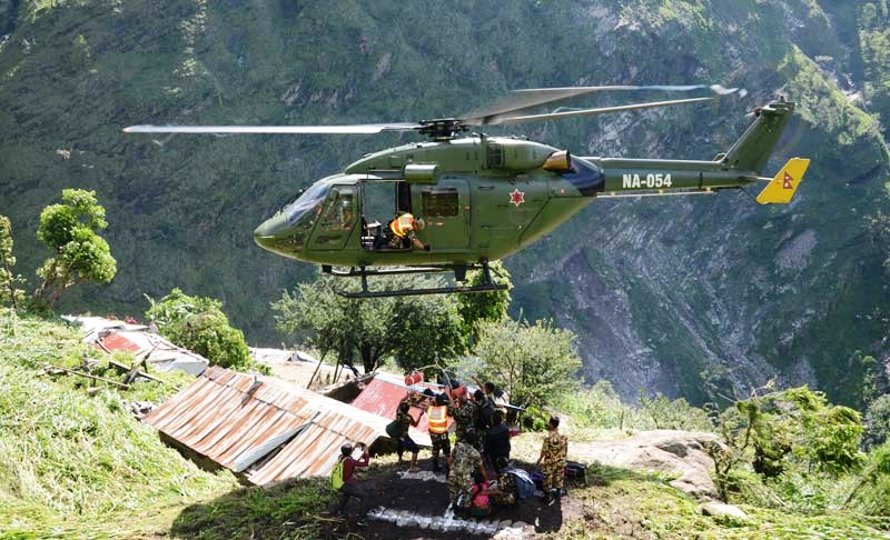 नेपाली सेनाको हेलिकप्टर डोटीको मुडभाराको आकस्मिक अवतरण