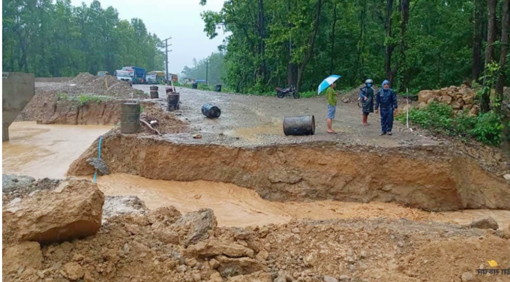 पूर्वपश्चिम राजमार्ग अवरुद्ध: नारायणगढ–बुटवल सडक खण्डको धेरै ठाउँमा क्षति