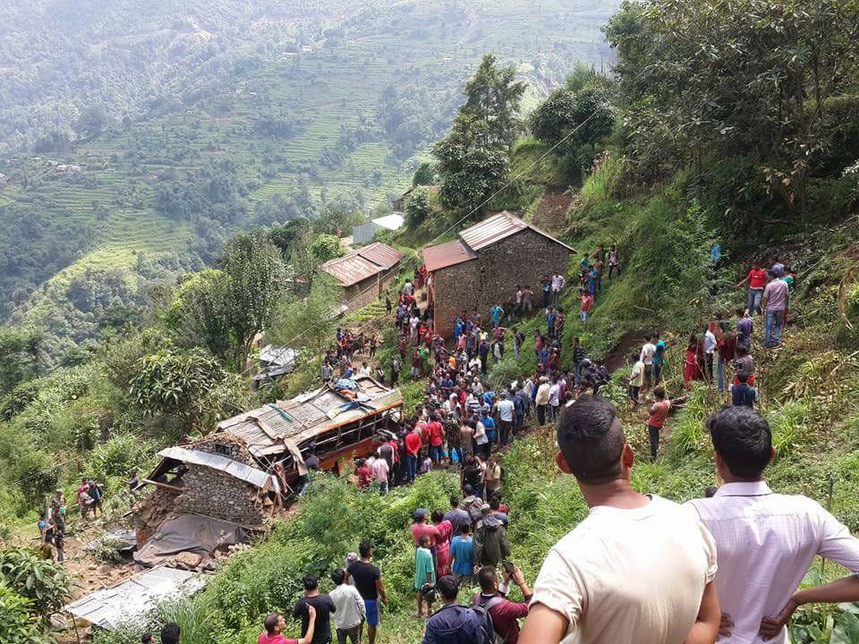 काठमाडौंबाट नेपालगञ्ज आउदै गरेको यात्रु बहाक बस नवलपरासीमा दुर्घटना २८ यात्रु घाइते
