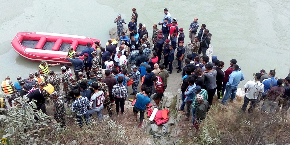 राजविराजबाट काठमाडौं जादै गरेको बस त्रिशुली नदीमा खस्यो, १ को मृत्यु, १५ जना घाइते, करिव ३४ जना बेपत्ता