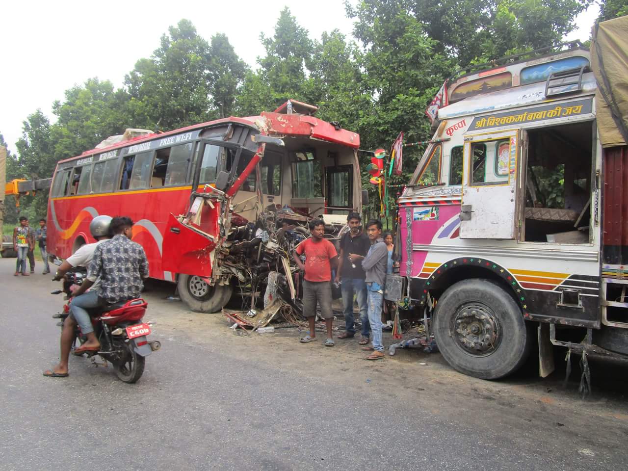 नेपालगन्जबाट काठमाडौँ जाँदै गरेको बस कावासोती,डण्डामा दुर्घटना,२जनाको मृत्यु, ३२ जना घाईते