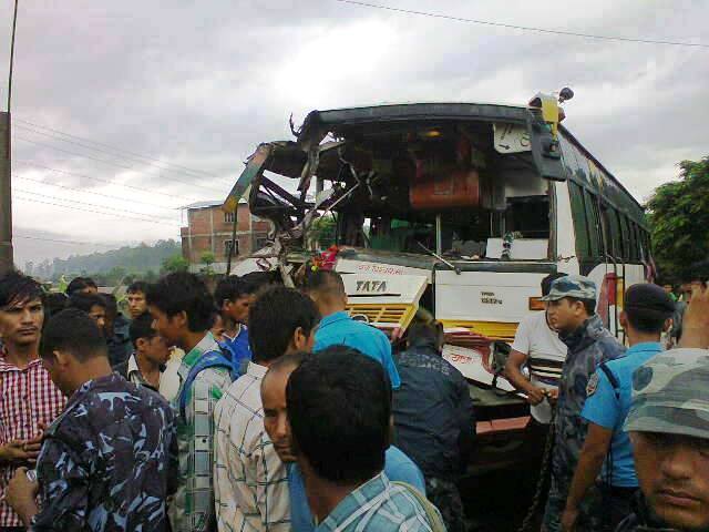 काठमाण्डौं बाट दांग तर्फ आइरहेको बस नवलपरासीमा दुर्घटना : ३२ यात्रु घाइते